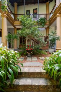 a courtyard with plants and a staircase in a building at Sri Yoga Shala in Unawatuna