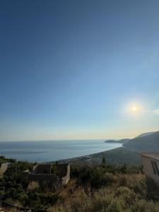 a view of the ocean from the top of a hill at Horizonte Blu in Borsh