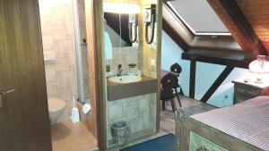 Ein Badezimmer in der Unterkunft Hotel Bären Bern-Neuenegg