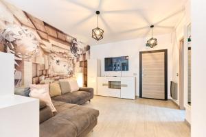 ein Wohnzimmer mit Sofa und Fernseher in der Unterkunft Bavaro 28 by Alezzi Resort in Mamaia Nord – Năvodari + 6 Fotos