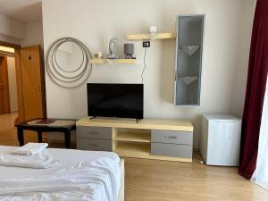 a bedroom with a desk with a television and a mirror at Hotel Restaurant Real in Kolgecaj