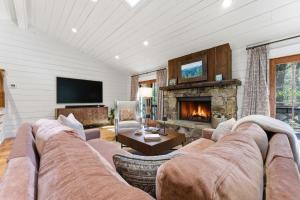 a living room with a couch and a fireplace at Sunset Nest in Highlands