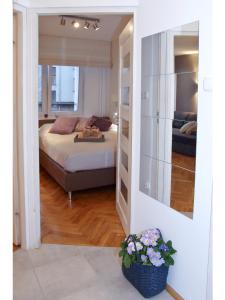 Posteľ alebo postele v izbe v ubytovaní Srebrna Warsaw Apartment
