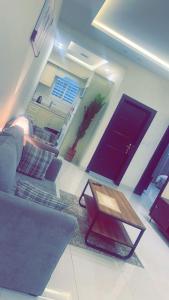 a living room with a couch and a table at شقق فندقية 2 in Buraydah