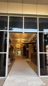a hallway of a building with a chandelier at شقق فندقية 2 in Buraydah