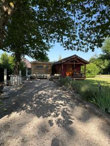 a path leading to a cabin in a park at Chalet Le CERF in Marigny