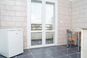 a kitchen with a table and a window at Rassyl Résidence in Jendouba