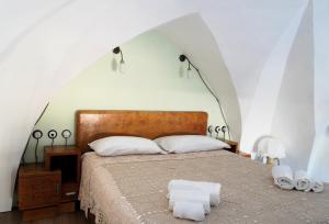 sypialnia z łóżkiem i dwoma ręcznikami na nim w obiekcie DF bed and breakfast w mieście Manduria