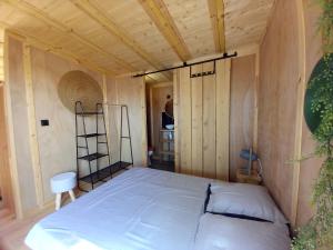 ein kleines Schlafzimmer mit einem Bett in einem Zimmer in der Unterkunft la douceur du sud jardin terrasse in Clermont-lʼHérault + 2 Fotos