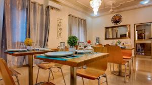 a dining room with a table and chairs at Kipress Lodge Hôtel in Ouagadougou