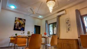 a dining room with a table and chairs at Kipress Lodge Hôtel in Ouagadougou
