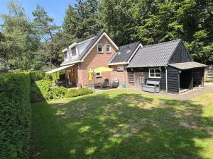 a house with a large yard with a house at Mariposa in Otterlo