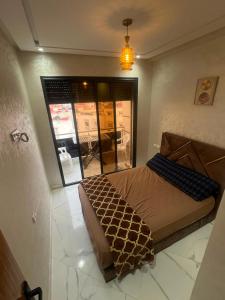 a small bedroom with a bed and a window at best standing with ascenceur in El Jadida