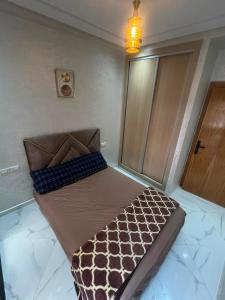 a small bedroom with a bed in a room at best standing with ascenceur in El Jadida
