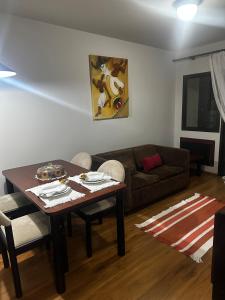 a living room with a table and a couch at Apartamento Saint Moritz flat service in São Bernardo do Campo