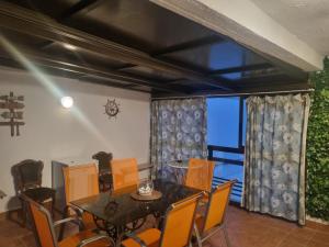 a dining room with a table and chairs and a window at Appartement Cambrils in Cambrils