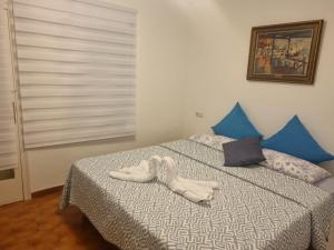 a bedroom with two white towels on a bed at Appartement Cambrils in Cambrils +1 photo