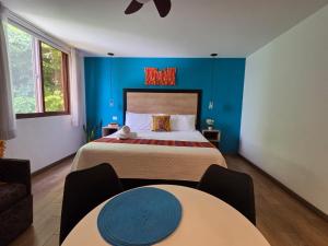 a bedroom with a bed and a blue wall at Dk8 - Nice studio in Zona Viva in Guatemala