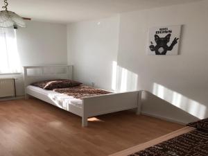 1 dormitorio con 1 cama en la esquina de una habitación en White House Bochum II, en Bochum