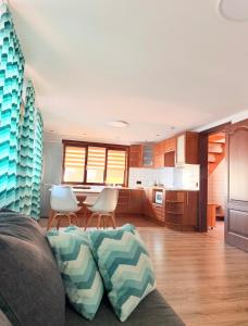 a living room with a couch and a kitchen at Zoloche Chalet in Vishenki