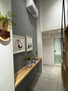 ein Flur mit Waschbecken und Spiegel in der Unterkunft Dreamloft Hotel in Singapur