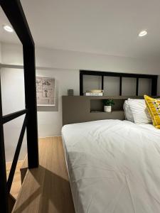 ein Schlafzimmer mit einem großen weißen Bett in einem Zimmer in der Unterkunft Dreamloft Hotel in Singapur