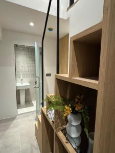 ein Badezimmer mit Waschbecken und einer Vase mit Blumen in der Unterkunft Dreamloft Hotel in Singapur + 41 Fotos