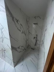 a bathroom with marble walls and a marble floor at relaxtime avec ascenceur in El Jadida