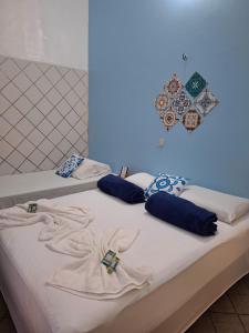 ein Schlafzimmer mit zwei Betten, auf denen Handtücher liegen in der Unterkunft Hotel Ilha dos Azulejos in São Luís + 81 Fotos