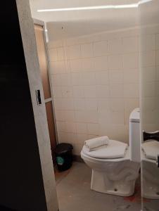 a bathroom with a white toilet in a room at Grande Hotel Havana - Hospedagem Econômica in Uberaba
