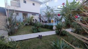 a courtyard of a house with a garden at Studio Home 4 in Jacareí