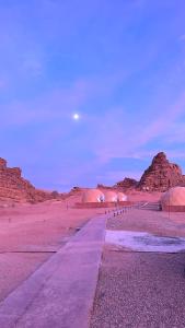 a road in the middle of a desert with mountains at camp sand in Disah