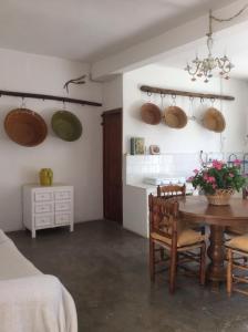una habitación con una mesa y algunas ollas y sartenes en Ca Bienvenida, en Miramar