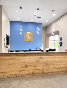 a large blue wall in a waiting room with a counter at Comfort Inn & Suites Cartersville - Emerson Lake Point in Cartersville