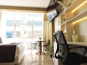 a bedroom with a bed and a tv in a room at EmbajadaWanka in Huancayo