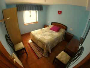 Habitación pequeña con cama y ventana en Alojamientos turísticos VUT-LE-043, en Villablino