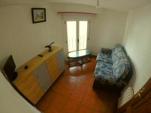 sala de estar con sofá y mesa en Alojamientos turísticos VUT-LE-043 en Villablino
