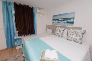 a bedroom with a bed with blue and white at Pousada Casa da Adriana in Fortaleza
