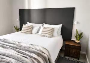 a bedroom with a large bed with white sheets and pillows at Camperdown Stay in Camperdown