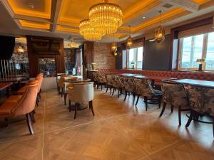 a restaurant with tables and chairs and a bar at Bayview Lodge in Downings +2 photos