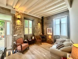 a living room with a couch and two chairs at A Casa das Nenas in Villanueva de Arosa