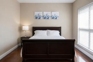 a bedroom with a bed and a painting on the wall at Ground Floor, 3BR Sleeps 8, Near Ingalls and Chevron -F- in Moss Point