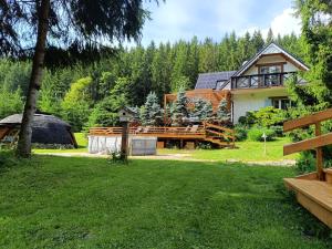 a house in the woods with a yard at Dom Prowansalski in Jaworzynka