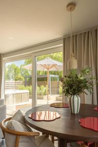 a dining room with a table and an umbrella at Vakantiewoning Conterdijk 13 in Koksijde