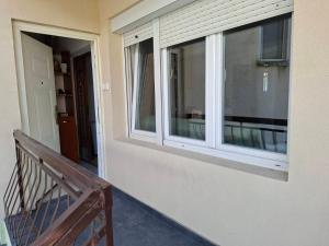 a window on the side of a building with a bench at Dama 1 in Bitola