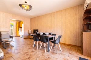 a dining room with a table and chairs at La Brise de Valras in Valras-Plage +10 photos