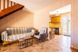 a living room with a couch and a kitchen at La Brise de Valras in Valras-Plage