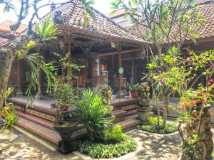 una casa con muchas plantas delante de ella en Sapta House en Ubud