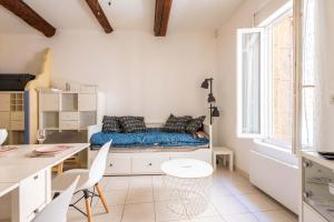 a living room with a couch and a table at Charme et Confort A vnedres in Vendres
