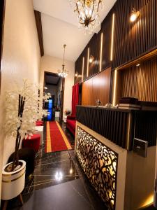 a lobby with a waiting area with a red couch at Velvet city view in Cairo